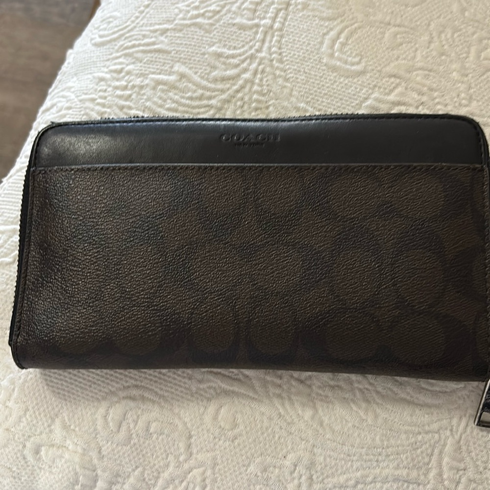 Signature Coach wallet in Mahogany/Brown